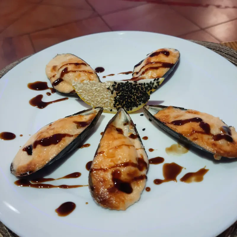 Мідії в мушлі с пармезаном