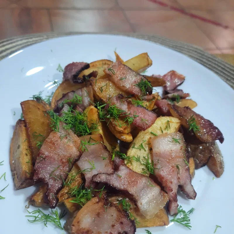 Картопля по селянські з беконом